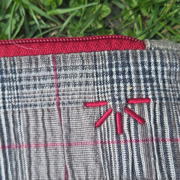 CASE LOGIC ▪︎ Gray Plaid Tablet Case w/ Red Zipper - Picture 2 of 5